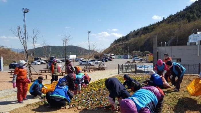 9. 여수시 묘도동, 이순신대교 홍보관 봄꽃 새 단장.jpg