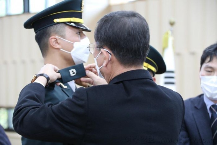 전남대학교 여수캠퍼스, 학군사관 19명 수위 계급장 수여2.jpg