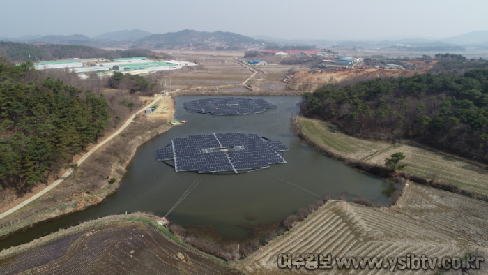 충남 보령시 매향 저수지에 설치된 BK에너지 부유식 수상 태양광 전경.png