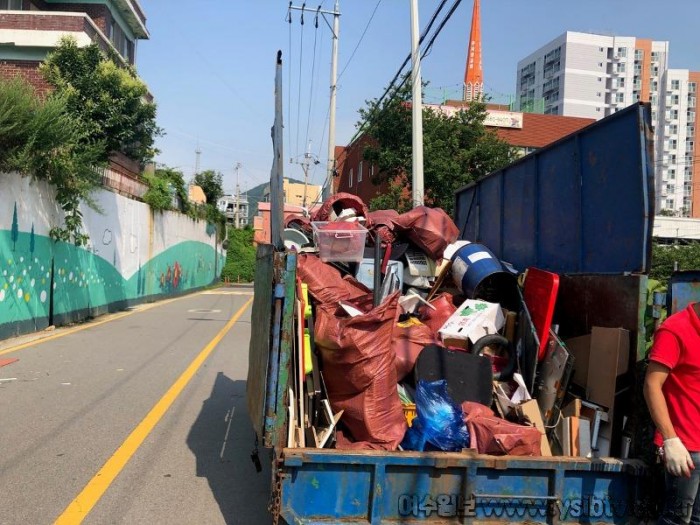 6. 여수시 중앙동, 모두모아봉사대와 취약계층 집청소 봉사.jpg