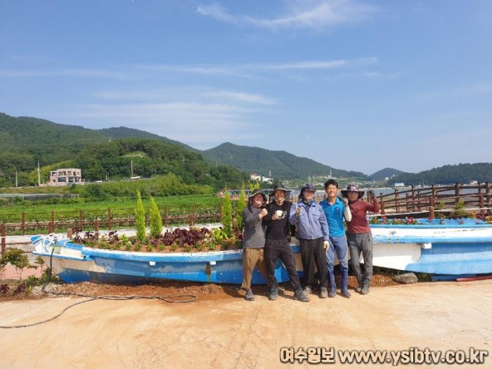 4-2. 여수시 율촌 반월마을, “노후 폐어선이 아름다운 화분으로”.jpg