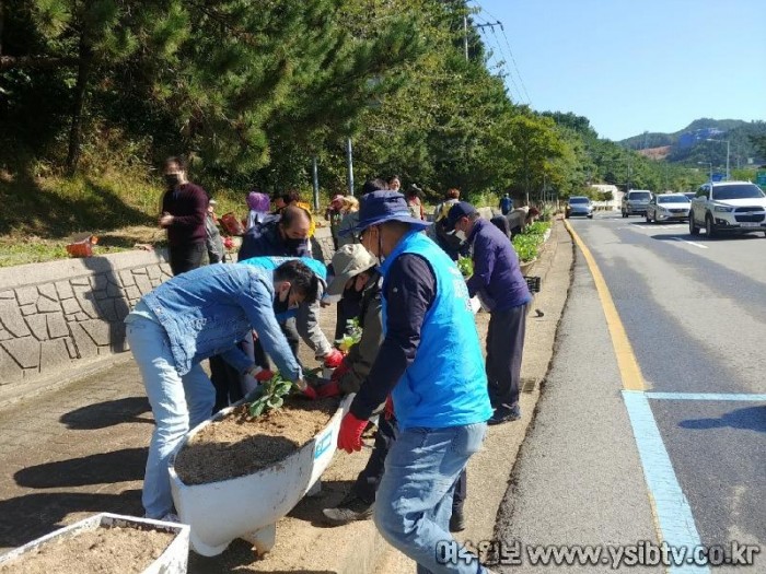 5. 여수시 돌산읍, “겨울 꽃 보고 코로나19 지친 일상에 위로를”.jpg