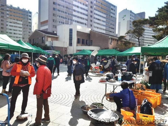 3. 농어업인과 도시민이 함께하는 율촌면 행복장터 12일 열려.jpg