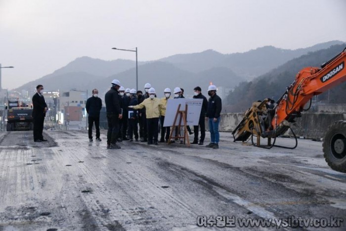 [크기변환]2. 양지고가교 철거…차로 축소구간 교통흐름 대체로 양호.jpg