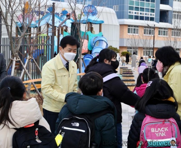 장석웅 전남교육감 새학기 등교맞이(행복초 2).jpg