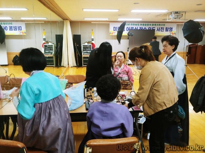 7-1 여수시 미평동 주민자치위원회, ‘어르신 장수 효도사진’ 무료 촬영.jpg