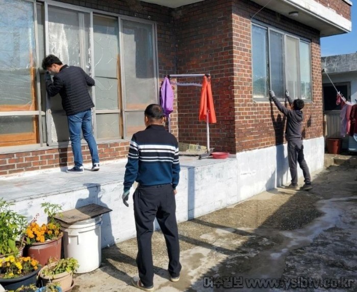 10-2 여수시 삼일동 연합청년회, 저소득층 방충망 교체봉사 나서.jpg