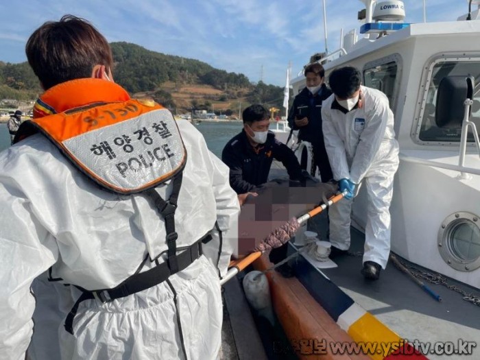 여수해경, 조업 중 부상당한 외국인 선원 응급구조(3).jpg