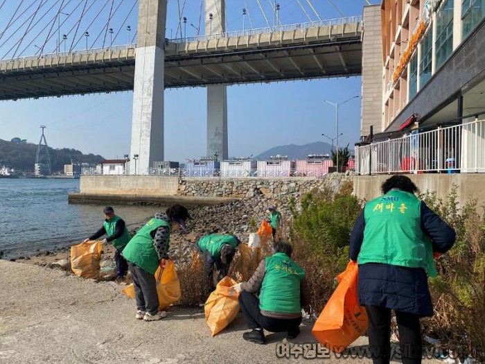 7-2 여수시 한려동‧동문동 새마을회원, 관광객맞이 해안가 청결활동 펼쳐.jpg