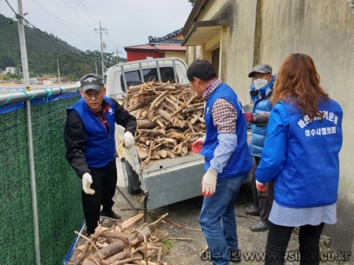 10-2 여수시 돌산읍 바르게살기위원회, 홀로사는 어르신에 땔감 봉사.jpeg