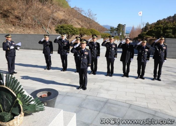 여수해경, 23년 새해 충혼탑 참배(2).JPG