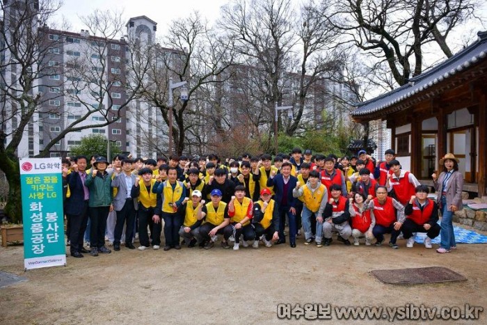 5-1 여수 LG화학 화성품공장 봉사단, 봄꽃 심기 봉사…7년째 이어져.jpg