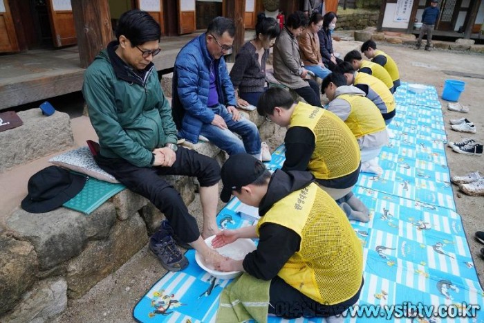 5-2 여수 LG화학 화성품공장 봉사단, 봄꽃 심기 봉사…7년째 이어져.jpg