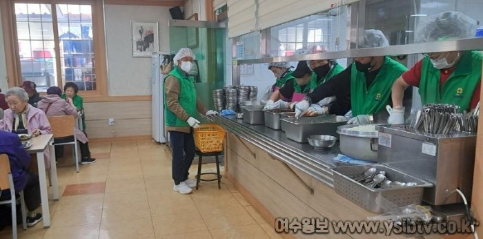 9-1 국동 새마을단체, 동여수노인복지관 급식 봉사.jpg