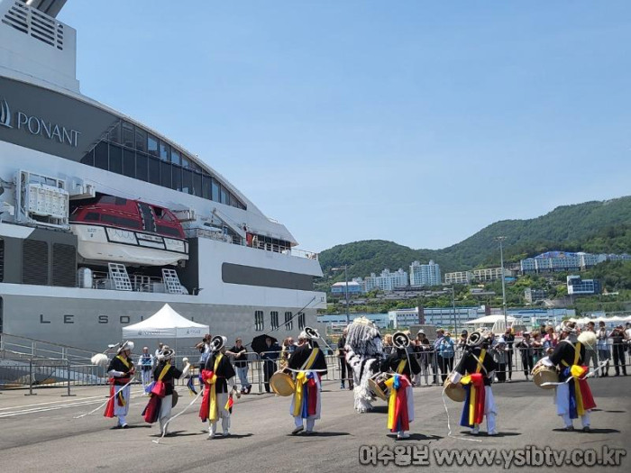 1-2 여수항, 1만900톤급 국제 크루즈선 ‘르솔레알’호 입항.jpg