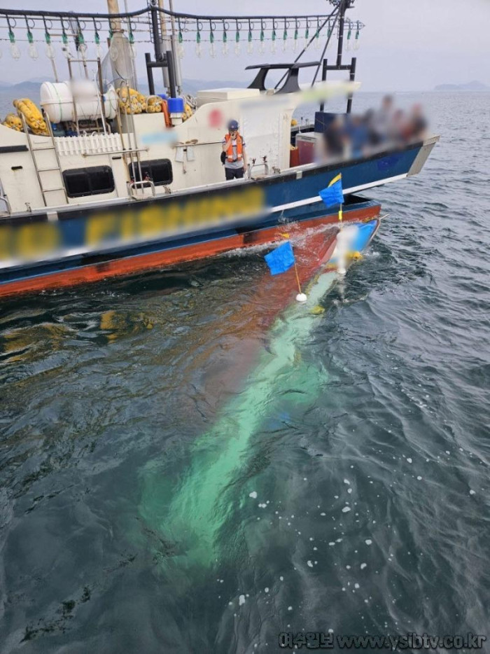 [크기변환]사고로 전복된 소형어선.jpg