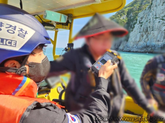 [크기변환]해양경찰관이 수상레저기구를 대상으로 음주측정을 실시하고 있다..jpg