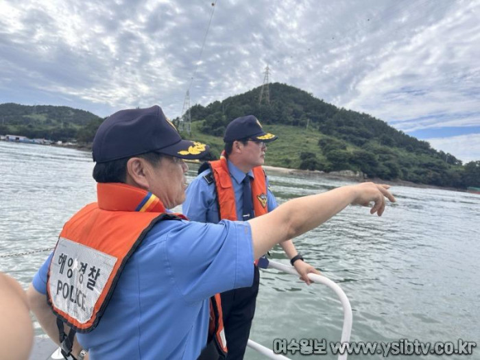 [크기변환]서해해경청 이종욱 안전총괄부장과 고민관 여수해경서장이 돌산파출소 연안구조정을 탑승해 돌산해역 치안현장을 둘러보고 있다.(1).jpg