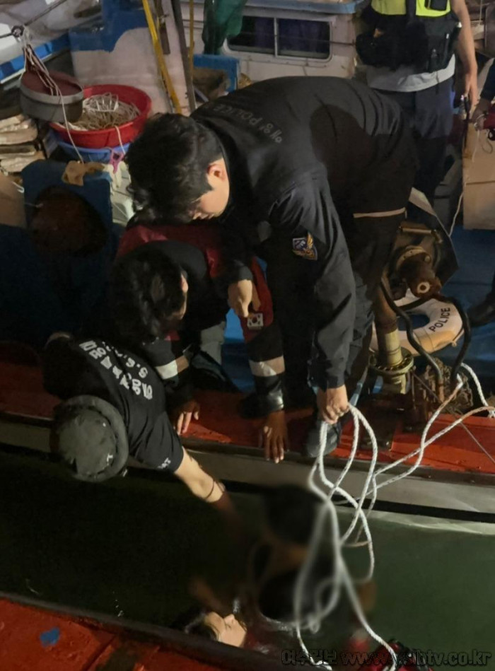[크기변환]해양경찰 구조대가 어선사이에서 익수자 여성을 구조하고 있다.(1).jpg
