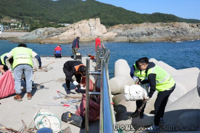 [크기변환]두문포 해안 정화활동 중인 여수해경과 한국해양구조협회.JPG