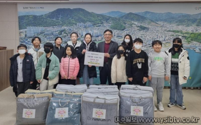 [크기변환]9 여수시 남초등학교, 국동에 동절기 겨울이불 후원.jpg