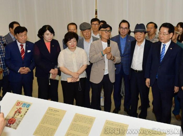 [크기변환]3-2 정기명 여수시장, 허영만 화백 50주년 기념 기획전시 축하.jpg