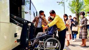 권오봉 시장, 장애인 리프트 버스 직접 시승