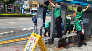 새마을지도자여수시협의회, 버스정류장 대청소 실시