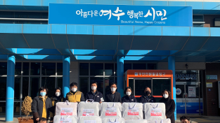 ‘한화솔루션-쌍봉복지관, 여천동 난방 취약계층에 총 400만 원 상당 이불 후원’