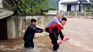 ‘잠기고 쓰러지고 무너지고’, 주말 사이 여수 400mm 폭우…물에 잠긴 남부지역