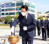 전라남도의회, 김대중 전 대통령 서거 12주기 맞아 동상 참배