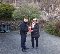 여수소방서 119생활안전순찰대, 봄철 산림인접가정 방문 소방안전점검(설치) 실시