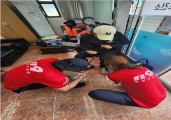 여수소방서 ‘119수상구조대’, 해파리 쏘인 해수욕 이용객 응급처치 대응