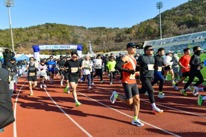 [크기변환]4-1 여수시, 제19회 여수해양마라톤대회 성황리에 마쳐.jpg