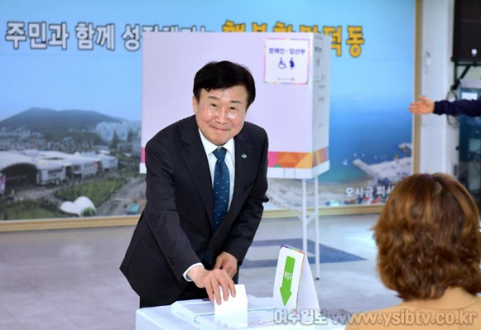 [크기변환]사전투표 정기명 시장.jpg